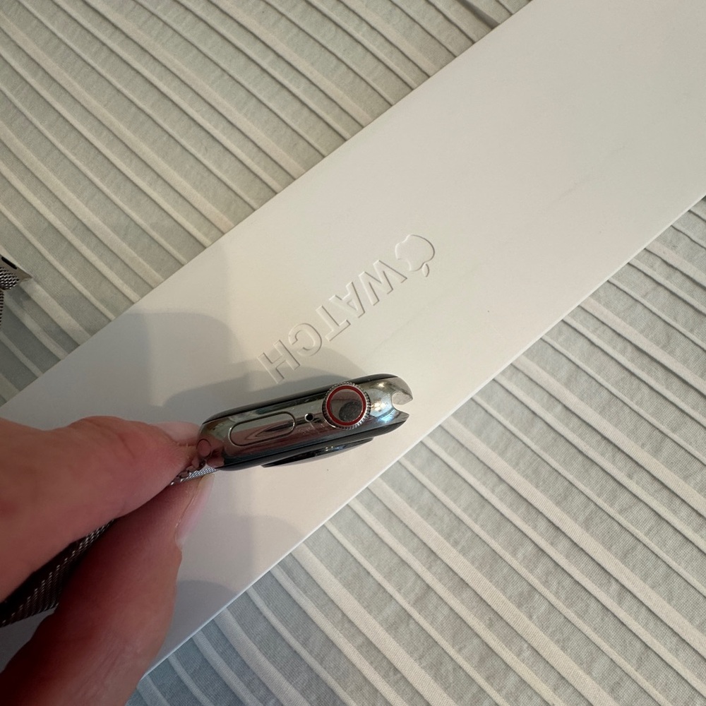 Apple Watch Stainless steel 6 series with cellular and gps. W/ Milanese loop - Picture 12 of 15